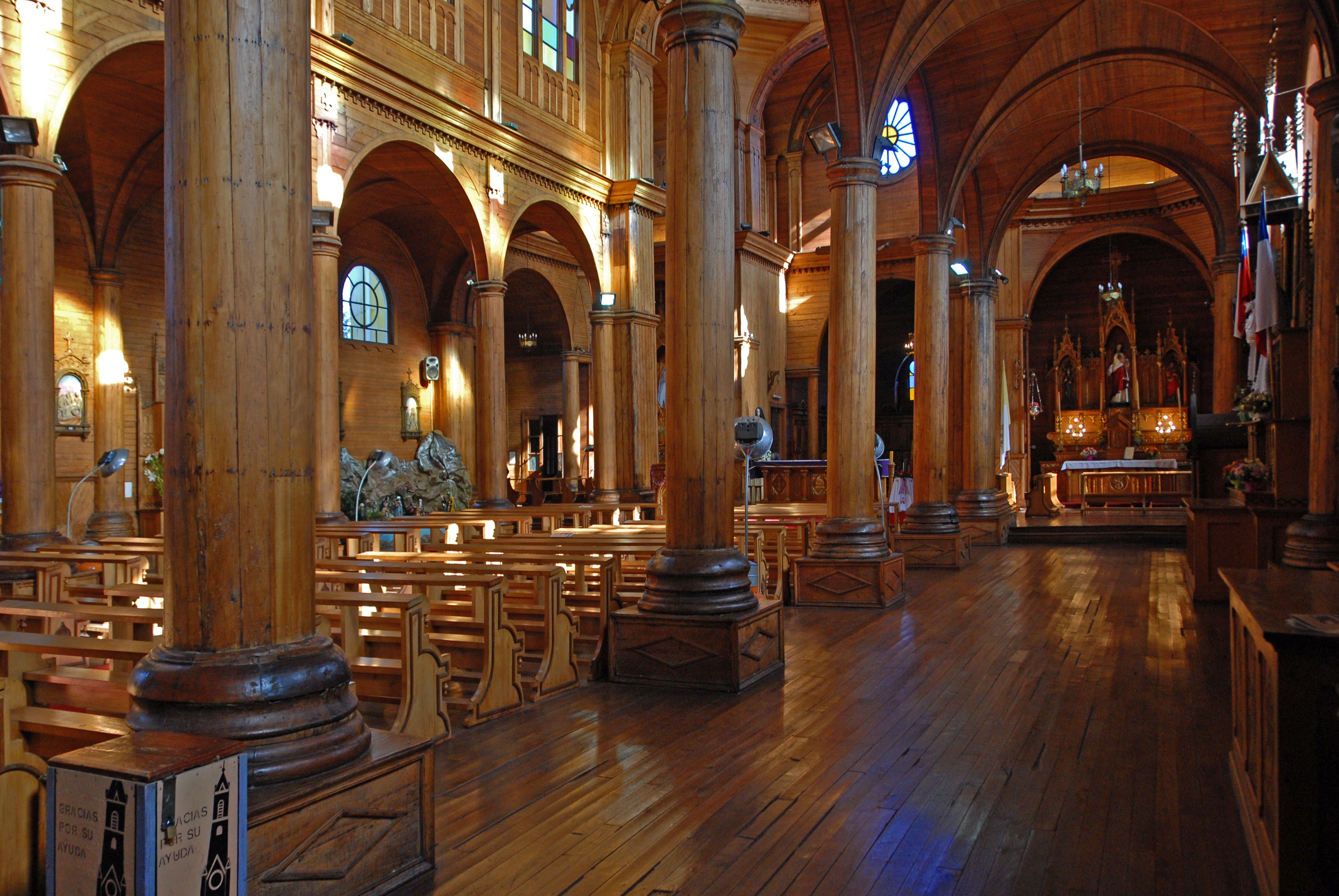Drevená podlaha v kostole
